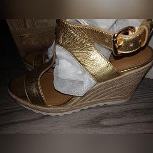 Coach sandal size 39, gold.